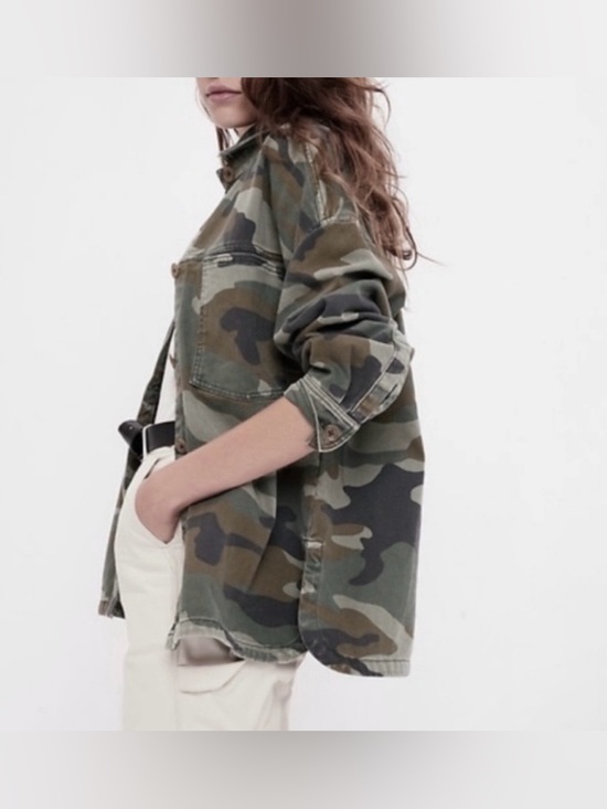 GAP Jackets & Blazers - GAP Women’s Camouflage Denim Utility Jacket in Olive Camo